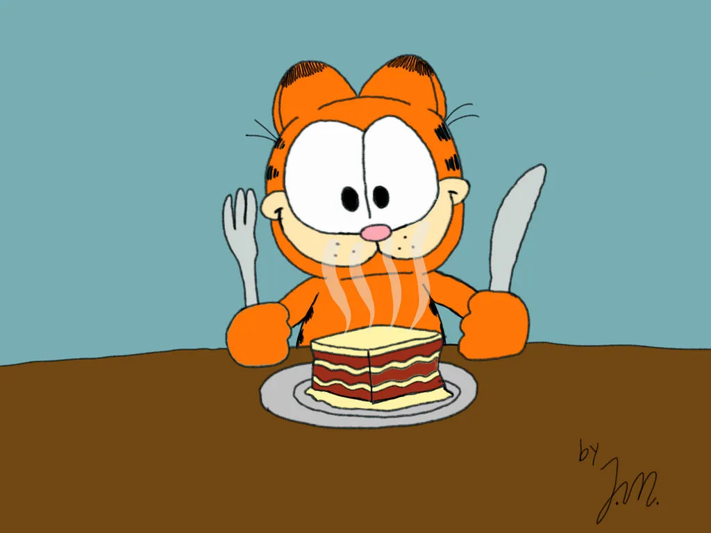 Garfield: O Gato Mais Preguiçoso e Amado do Mundo 10 Garfield segurando garfo e faca enquanto observa uma lasanha quente, sua comida favorita.