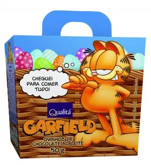 Garfield: O Gato Mais Preguiçoso e Amado do Mundo 9 Imagem promocional de embalagem de ovinhos de chocolate ao leite Qualitá, com Garfield e tema de Páscoa.